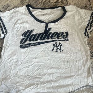 Women’s Yankee Tee.